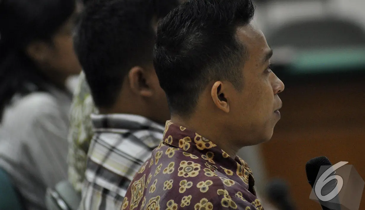 Para saksi memberikan kesaksian pada sidang lanjutan kasus videotron dengan terdakwa anak mantan Menteri Syarief Hasan, Riefan Avrian, Jakarta, Kamis (30/10/2014). (Liputan6.com/Miftahul Hayat)