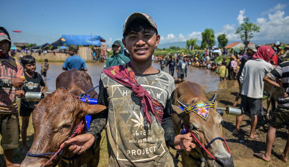 Seorang peserta berpose sebelum dimulainya acara Karapan Sapi Brujul di Probolinggo, Jawa Timur pada Minggu 24 Mei 2026. (Juni KRISWANTO/AFP)
