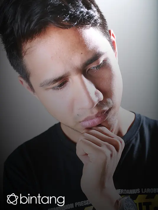 Telah merasakan akting streaming dan layar lebar, Jovial melihat perbedaan pada dua hal ini. Jika di film ia dibatasi menjadi orang lain, sedangkan dalam youtube ia bisa lebih bebas bahkan gila, namun tetap bertanggung jawab. (Febio Hernanto/Bintang.com)