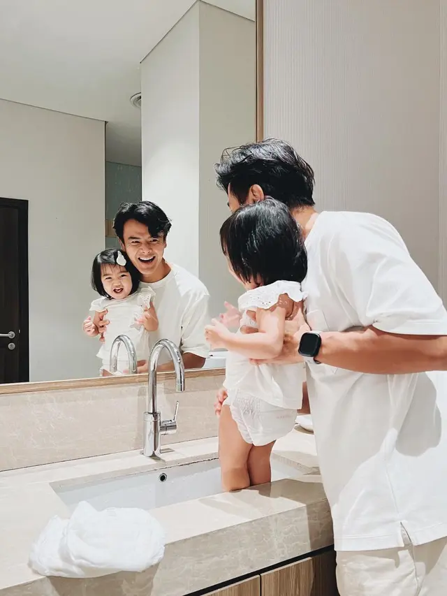 Dion Wiyoko dan anaknya, Gianna Mae Wiyoko. (Foto: Dok. Instagram @dionwiyoko)