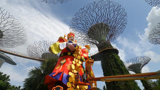 FOTO: Patung Lentera Dewa Keberuntungan Jelang Imlek di Singapura