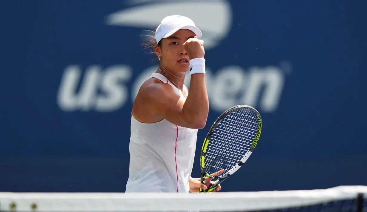 Janice Tjen dari Indonesia bereaksi setelah mencetak poin melawan Veronika Kudermetova dari Rusia selama babak pertama turnamen grand slam US Open 2025, Minggu 24 Agustus 2025, di New York, Amerika Serikat. (AP Photo/Frank Franklin II)