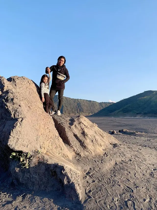 6 Momen Kebersamaan Charly van Houten Bersama Putri Kecilnya yang Semakin Besar
