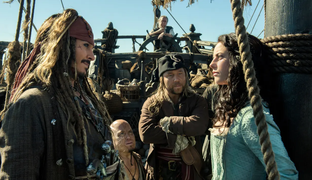 Gambar yang dirilis oleh Disney, Jack Sparrow yang diperankan oleh Johnny Depp beradu akting dengan Carina Smyth yang diperankan Kaya Scodelario di Film "Pirates of the Caribbean: Dead Men Tell No Tales." (Peter Mountain / Disney via AP)