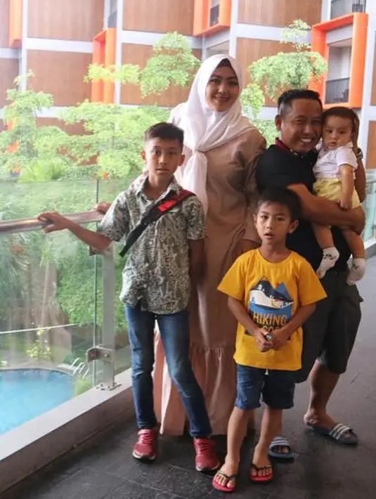 Narji menikah dengan seorang pramugrari dan menikah pada tahun 2008 lalu. Narji dan Widiyanti sudah dikaruniai 3 orang anak laki-laki. (Liputan6.com/IG/@diyanarji)