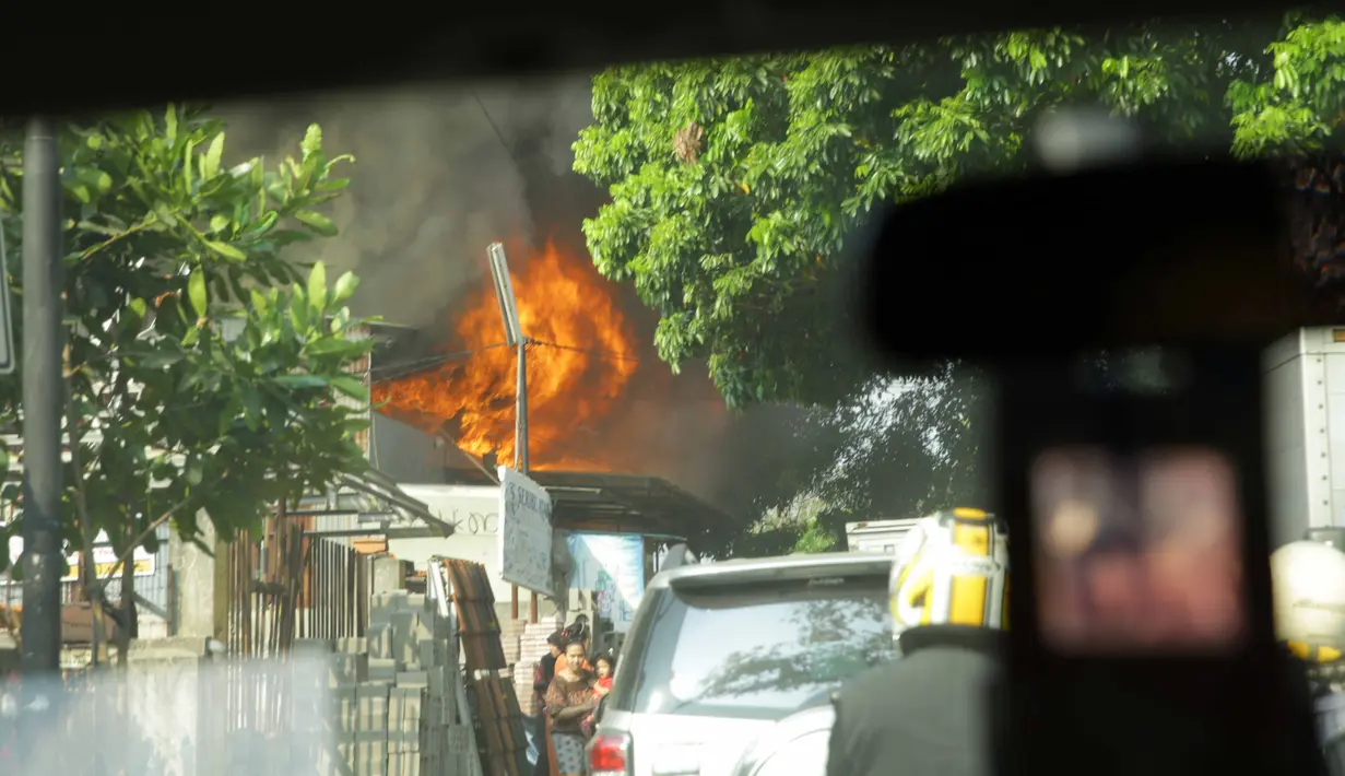 Kebakaran yang terjadi di kawasan Grogol sempat membuat arus lalu lintas tersendat, Jakarta, Kamis (21/5/2015). Menurut warga sekitar, api diduga muncul dari lantai dua gudang toko material. (Liputan6.com/Helmi Afandi)