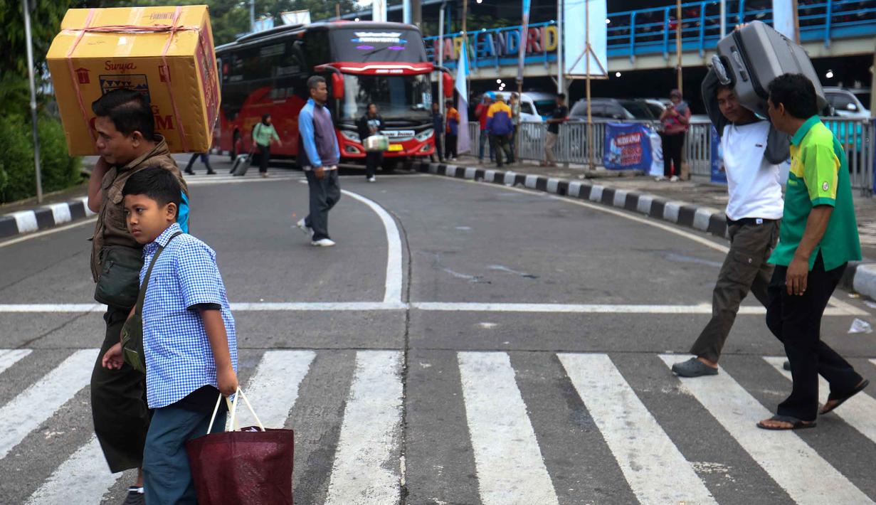. Sementara, gelombang kedua akan terjadi pada Minggu 29 Maret 2026. Tampak dalam foto, penumpang bus Antar Kota Antar Provinsi (AKAP) saat tiba di Terminal Kampung Rambutan, Jakarta Timur, Rabu (25/3/2026). (Kapanlagi.com/Budy Santoso)
