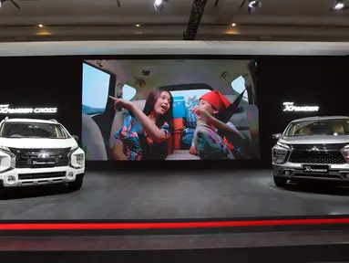 Model berdiri samping mobil Mitsubishi New Xpander pada Jakarta Auto Week (JAW) 2022 di booth Mitsubishi Motors JCC, Jakarta, Selasa (15/3/2022). PT Mitsubishi Motors Krama Yudha Sales Indonesia (MMKSI) menghadirkan line-up unggulan Mitsubishi Motors sebagai unit display. (Liputan6.com/Fery Pradolo)