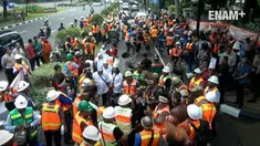 Mereka melakukan unjuk rasa terkait tidak beroperasinya PT Freeport. Mereka pun bergoyang bersama sebelum salah satu pesertanya berorasi. 
