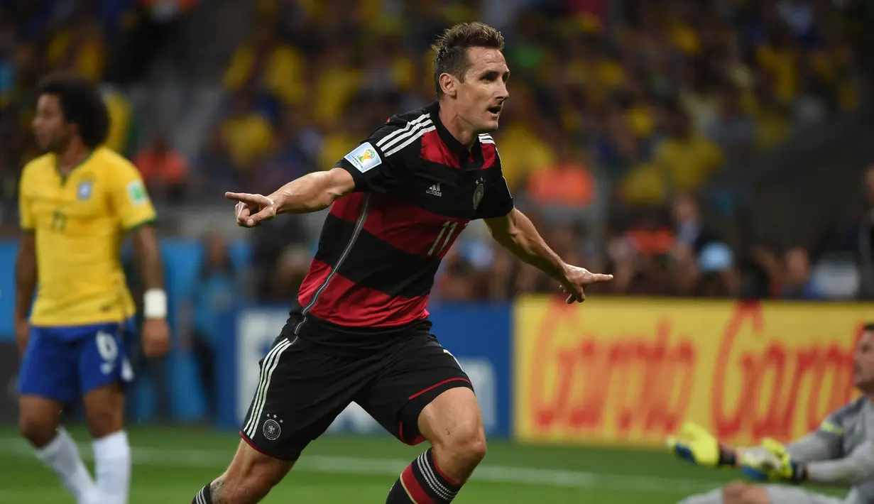 Miroslav Klose. Eks striker yang kini berusia 44 tahun yang pensiun pada Juli 2016 bersama Lazio ini menempati posisi keempat sebagai pemain terbaik Jerman sepanjang masa. Bersama Timnas Jerman, ia menjadi top skor Tim Panzer dengan 71 gol melewati raihan Gerd Mueller dengan 68 gol. Di ajang Piala Dunia ia juga menjadi top skor sepanjang masa dengan 16 gol dari total 4 edisi, mulai 2002 hingga 2014. Sementara di level klub bersama Werder Bremen, Bayern Munchen dan Lazio ia mampu memberi gelar bagi ketiganya. (AFP/Pedro Ugarte)