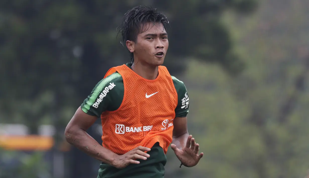 Pemain Timnas Indonesia U-22, Jayus Hariono, melakukan pemanasan saat latihan di Lapangan ABC, Jakarta, Senin (14/1). Latihan ini merupakan persiapan jelang Piala AFF U-22. (Bola.com/Vitalis Yogi Trisna)