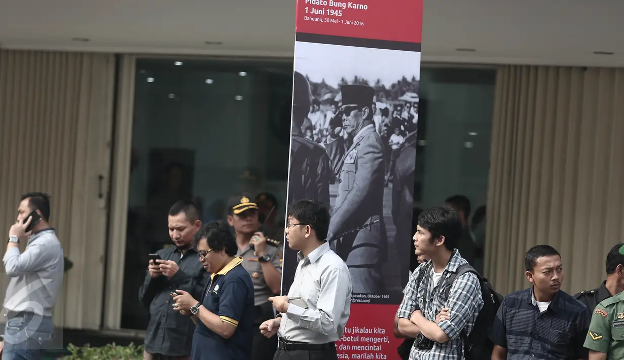 Masyarakat menyambut peringatan Hari Lahir Pancasila dengan di sepanjang Jalan Asia Afrika Bandung, Jawa Barat, Rabu (1/6). Warga tampak berkumpul di tepi Jalan Asia Afrika yang telah ditutup untuk menyambut acara ini. (Liputan6.com/Faizal Fanani)