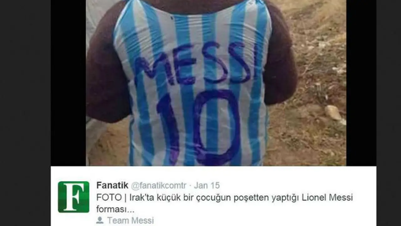 Seorang bocah mengenakan kostum Lionel Messi yang terbuat dari plastik keresek