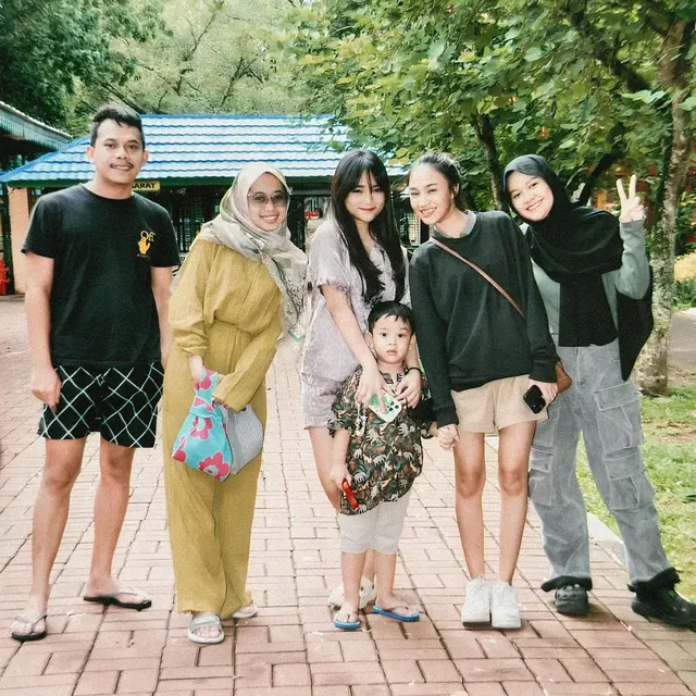 Potret Fuji Saat Momong Gala Sky, Tetap Kece dengan Piama