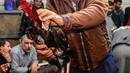 Pemilik membawa ayamnya masuk ke arena sabung ayam saat akan dipertandingkan di Kota Najaf, Irak, Sabtu (26/1). Pertandingan dapat berlangsung 1 hingga 1,5 jam. (Haidar HAMDANI/AFP)