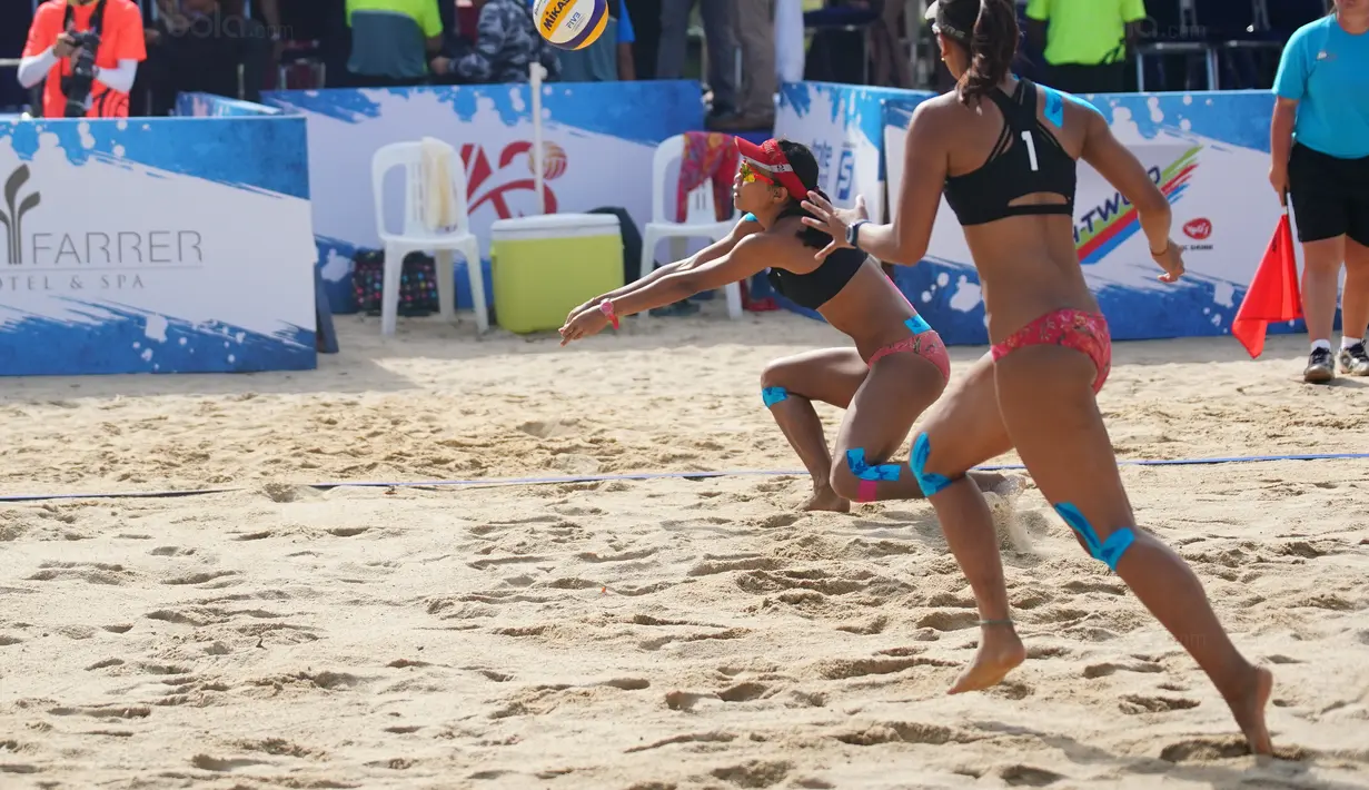 Pevoli Pantai Indonesia, Juliana/Utami memastikan gelar juara kontra pevoli Thailand Numwong/Hongpak pada Kejuaraan Bola Voli Pantai ke-29 yang diadakan di Singapura, Rabu (30/9/2017) (Bola.com/Huang Xiaolong)