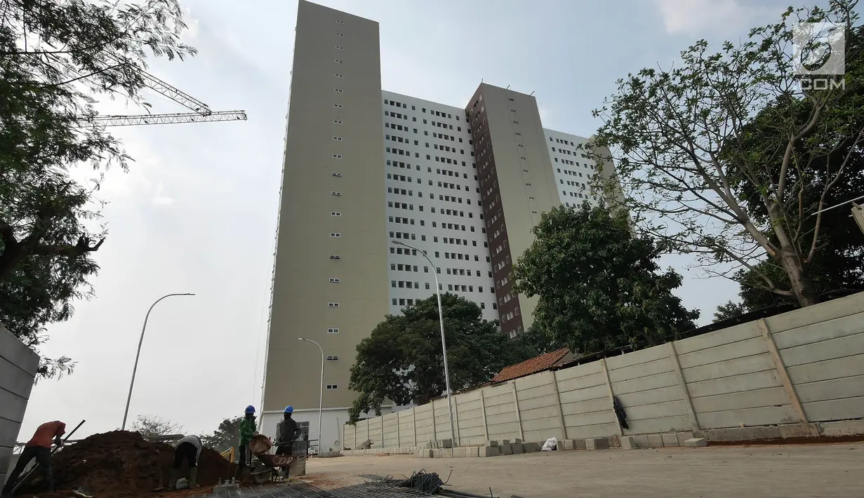 Aktivitas pekerja di  Rusunami Klapa Village, Jakarta, Minggu (28/7/2019). Proses pembangunan Rusunami Klapa Village sudah mencapai 90 persen dan rencananya akan diresmikan pada pertengah bulan Agustus oleh Gubernur DKI Jakarta Anies Baswedan. (Liputan6.com/Herman Zakharia)