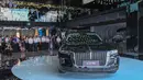 Para pengunjung mengamati sedan H9 dalam acara pameran produk dan budaya Hongqi, merek otomotif ikonis China, yang digelar di Changchun, Provinsi Jilin, China timur laut, pada 28 Juli 2020. (Xinhua/Zhang Nan)