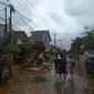 Banjir di Ciledug Indah Sudah Mulai Surut. Warga pun Bergotong-royong Membersihkan Lumpur Sisa Banjir. (Foto: Merdeka.com)