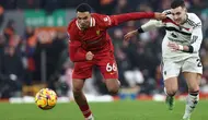 Bek Liverpool asal Inggris #66, Trent Alexander-Arnold (kiri), beradu dengan bek Manchester United asal Portugal #20, Diogo Dalot (kanan), selama pertandingan Liga Primer Inggris antara Liverpool dan Manchester United di Anfield di Liverpool, Inggris barat laut pada tanggal 5 Januari 2025. (Darren Staples/AFP)