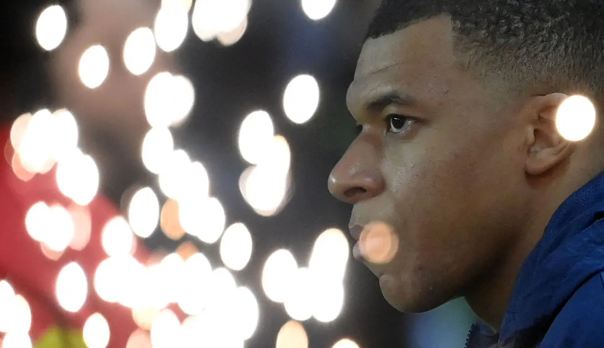 Pemain Paris Saint-Germain, Kylian Mbappe terlihat pada laga lanjutan Liga Prancis 2022/2023 melawan RC Lens di the Parc des Princes, Paris, Prancis 15 April 2023. (AFP/Anne-Christine Poujoulat)