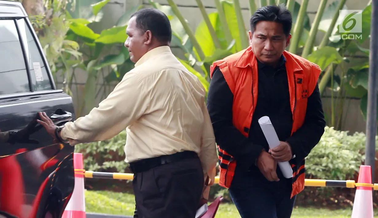 Tersangka kasus dugaan suap distribusi pupuk Bowo Sidik Pangarso tiba untuk menjalani pemeriksaan di gedung KPK, Jakarta, Selasa (9/4). Mantan anggota DPR dari Fraksi Golkar tersebut menjalani pemeriksaan lanjutan dalam kasus dugaan suap distribusi pupuk dengan kapal. (merdeka.com/Dwi Narwoko)
