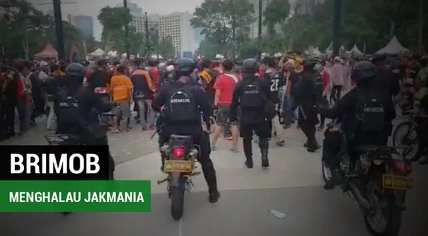 Berita video brimob menghalau Jakmania yang  mencoba masuk ke ring dalam SUGBK saat Persija melawan Mitra Kukar pada babak pertama pertandingan pamungkas Gojek Liga 1 2018 bersama Bukalapak di Stadion Utama Gelora Bung Karno, Jakarta, Minggu (9/12/20...