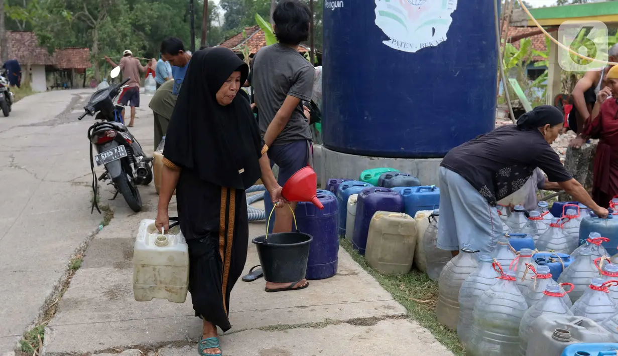 Tingginya kebutuhan air bersih untuk menunjang kebutuhan sehari-hari masyarakat membuat intensitas pendistribusian air bersih dan air siap minum meningkat sangat pesat. (Liputan6.com/Herman Zakharia)