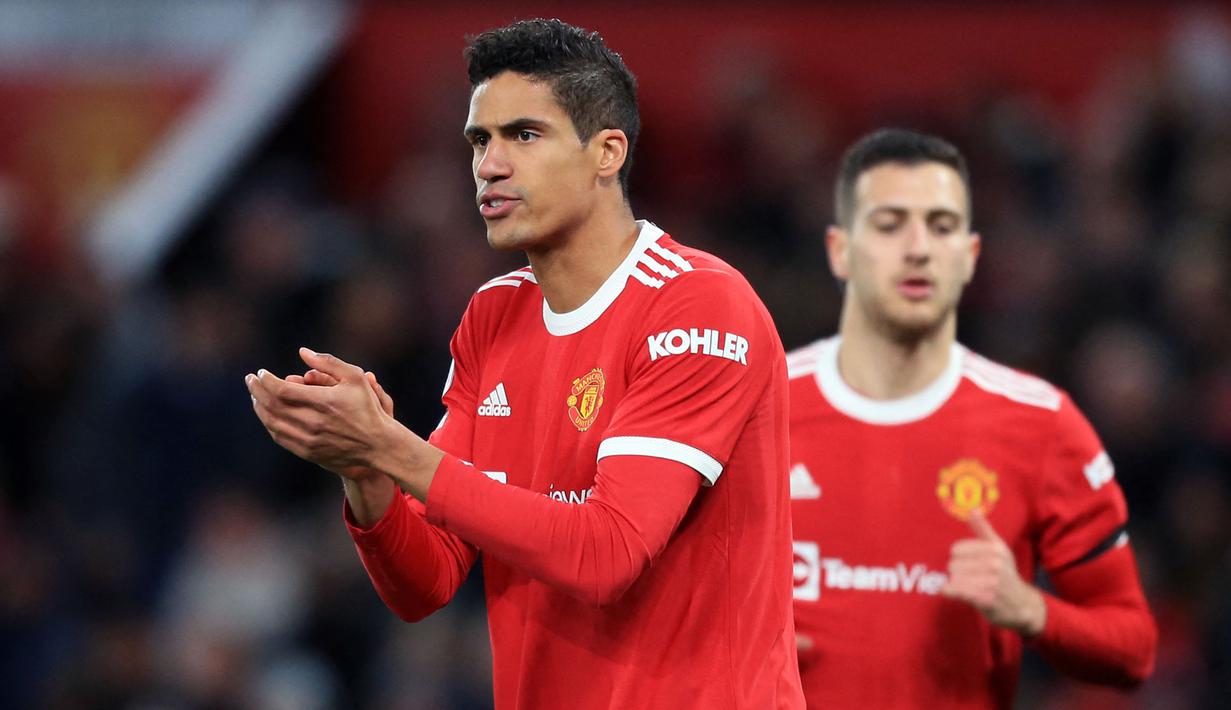 Raphael Varane merupakan pemain yang baru didatangkan MU pada musim ini. Penampilannya cukup stabil di saat rekan duetnya Harry Maguire tampil buruk di jantung pertahanan. Ia mampu tampil cukup stabil meski sempat diganggu cedera pada awal musim. (AFP/Lindsey Parnaby)