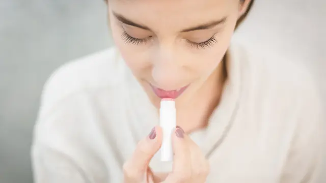 ilustrasi bahaya membersihkan lipstik dengan makeup remover/burst/pexels