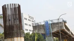 Suasana proyek pembangunan tol Bekasi-Cawang-Kampung Melayu (Becakayu) di Jalan DI Panjaitan, Jakarta Timur, Kamis (25/10). Proyek yang masih terus berlangsung ini dikerjakan sebagai upaya untuk menambah infrastruktur di ibu kota (Merdeka.com/Imam Buhori)