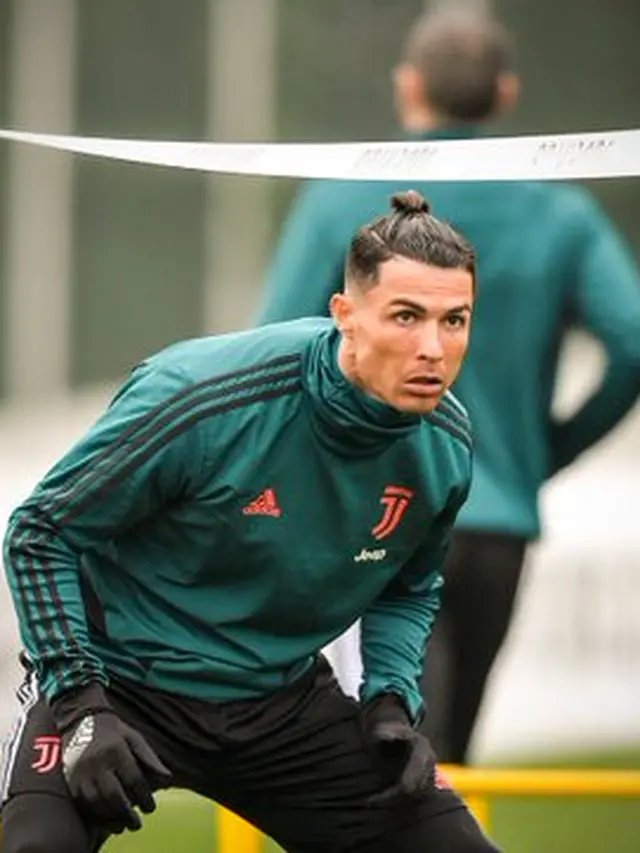 6 Gaya Rambut Cristiano Ronaldo Paling Curi Perhatian, Ada yang Mirip Dilan Cepmek