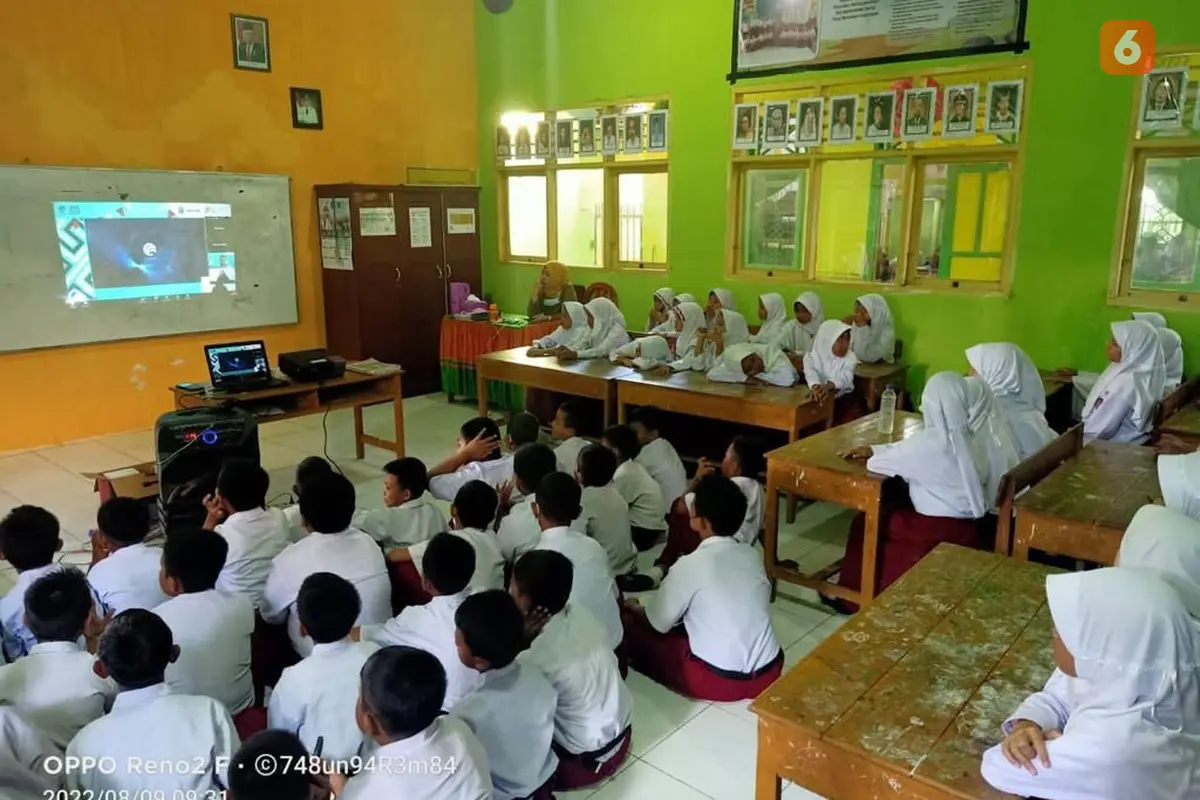 Siswa SD di Takalar diajari cara penggunaan media digital secara bijak (Liputan6.com)