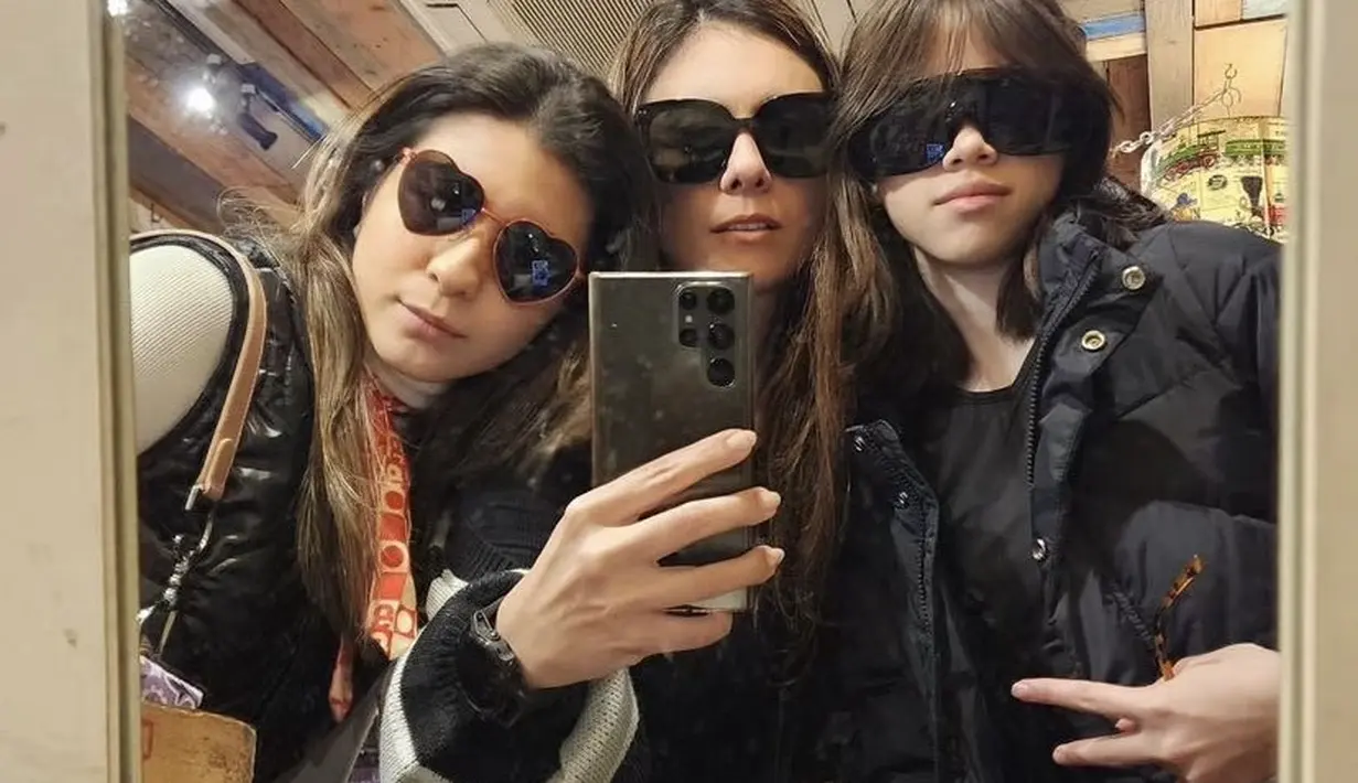 Wulan pun mengunggah potret bersama putrinya, Shalom Razade Syach dan London Abigail Dimitri yang kompak dengan kacamata hitam beda model ini. Credit: Instagram (@wulanguritno)