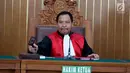 Hakim Kusno bersiap memimpin jalannya sidang perdana praperadilan yang diajukan Ketua DPR Setya Novanto di PN Jakarta Selatan, Kamis (30/11). Novanto mengajukan praperadilan atas penetapannya sebagai tersangka korupsi E-KTP. (Liputan6.com/Johan Tallo)