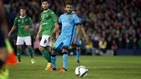 Bek Barcelona, Douglas, bakal absen selama delapan pekan. (Dok. Barcelona). 