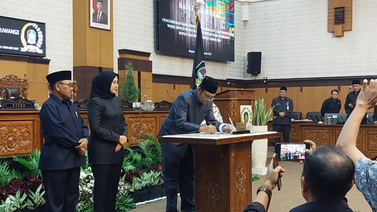 Ketua DPRD Banyuwangi I Made Cahya Negara menanda tangani pengesahan penetapan bupati dan wakil bupati terpilih  Ipuk- Mujiono (Istimewa)