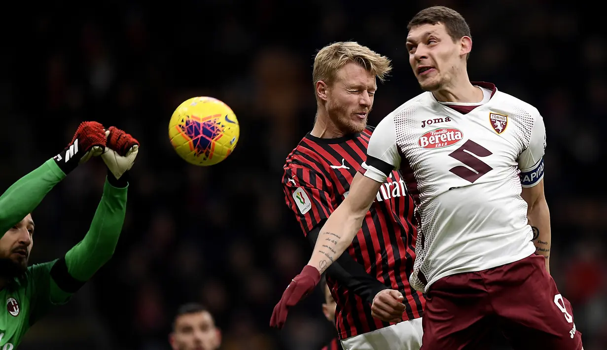 Penyerang Torino, Andrea Belotti berusah menyundul bola dari kawalan bek AC Milan, Simon Kjaer  pada pertandingan perempat final Coppa Italia di stadion San Siro, Milan (28/1/2020). AC Milan menang 4-2 atas Torino dan melaju ke babak semifinal melawan Juventus.  (Fabio Ferrari/Lapresse via AP)