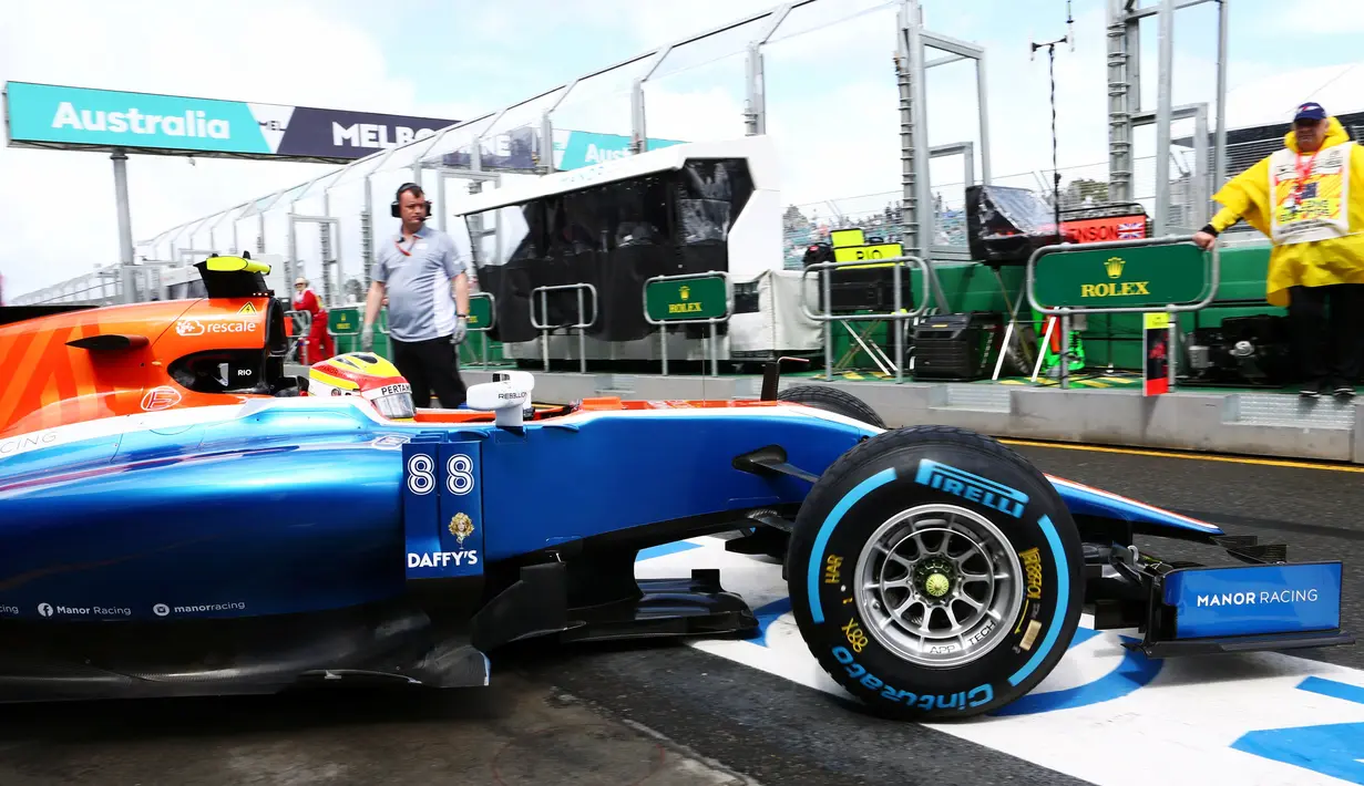 Rio Haryanto berada di kokpit MRT05 keluar dari paddock Manor Racing untuk memulai latihan bebas perdana F1 GP Australia di Sirkuit Albert Park, Australia, Jumat (18/3/2016). (Bola.com/Manor Racing)