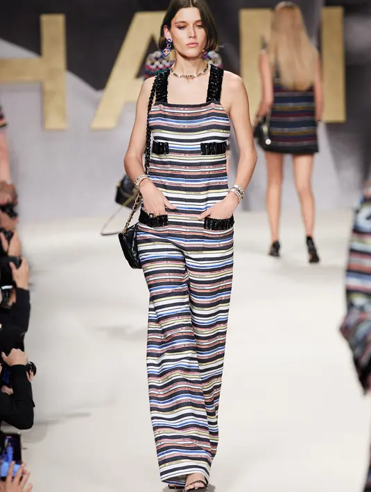 Nuansa tersebut dihadirkan kembali di runway Grand Palais phemere dengan atmosfer yang sangat mendukung. Foto: Document/Chanel.