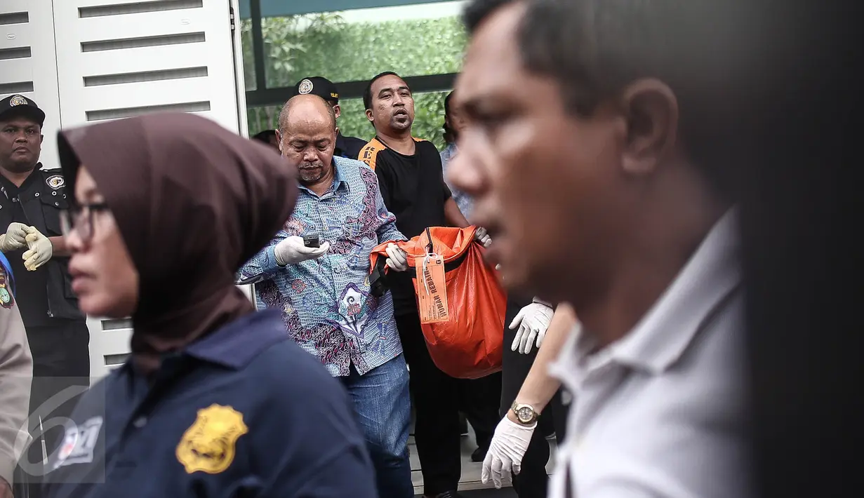 Polisi menemukan 11 korban yang disekap di kamar mandi ukuran 1,5 x 1,5 meter, Pulogadung, Jakarta, Selasa (27/12). Enam korban meninggal diduga akibat kehabisan oksigen. (Liputan6.com/Faizal Fanani)