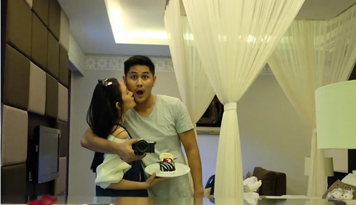 "Akhirnya untuk pertama kali ngepost foto mesra gini! Gapapa ya sekali2 kiss suami kan udah halal 😛😂✌🏼️ I love u suamiku @puadinredi 😘 maafin hari ini random banget ya emang harus dadakan baru berangkat," tulis ryana_dea. (Instagram/ryana_dea)