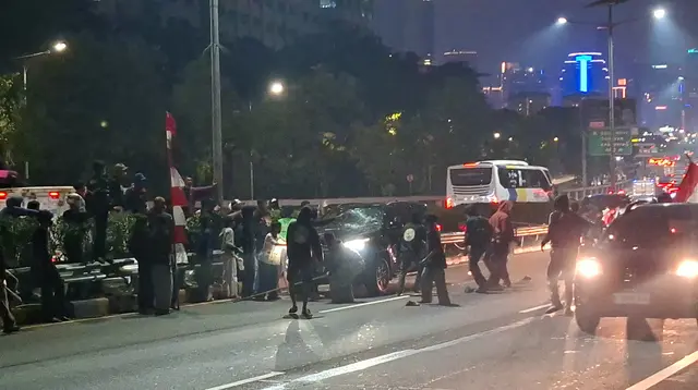Massa Masuk Jalan Tol, Mobil Diduga Milik Pejabat Dirusak