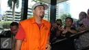 Kakak kandung Saipul Jamil, Samsul Hidayatullah Tersenyum saat berjalan masuk kedalam gedung KPK, Jakarta, Jumat (15/7). Samsul diperiksa sebagai tersangka terkait kasus dugaan suap panitera PN Jakarta Utara. (Liputan6.com/Helmi Afandi)