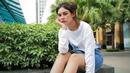 Melalui akun Instagram pribadinya, Vanesha Prescilla kerap mengunggah gaya penampilannya. Menggunakan busana putih yang dipadukan dengan celana jeans pun kerap menjadi gaya busana andalannya. (Liputan6.com/IG/@vaneshaass)