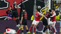Robert Andrich mencetak gol dalam laga Bayer Leverkusen vs Arsenal di leg pertama 16 besar Liga Champions 2025/2026, Kamis (12/3/2026). (AP Photo/Martin Meissner)