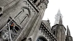 Pekerja melakukan perawatan di Gereja Katedral, Jakarta, Senin (7/11). Perawatan tersebut guna menjaga kebersihan bangunan karena menjadi salah satu gedung cagar budaya. (Liputan6.com/Gempur M Surya)