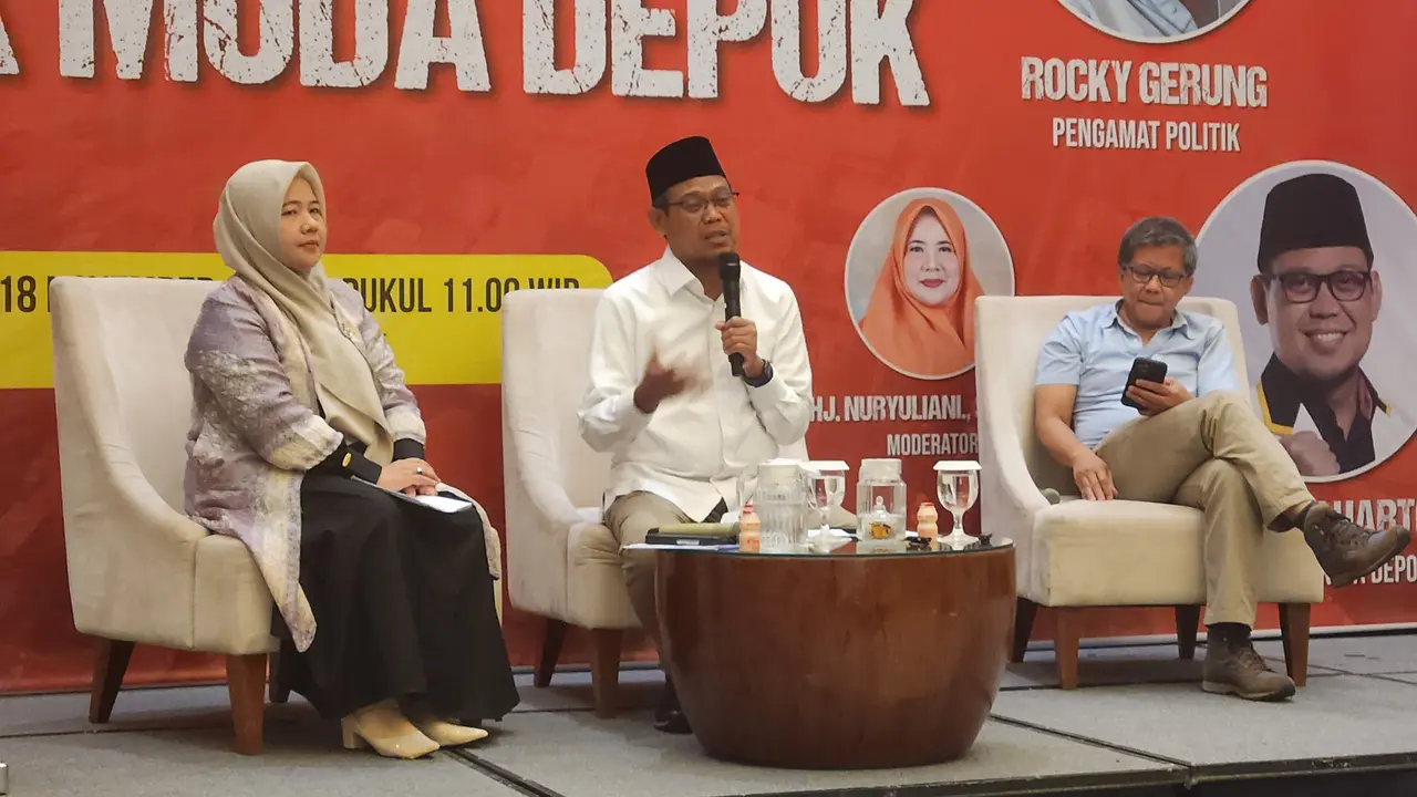 Imam Budi Hartono saat menjadi pembicara bersama Rocky Gerung pada diskusi Politik Asyik Anak Muda Depok, di salah satu hotel Kota Depok.