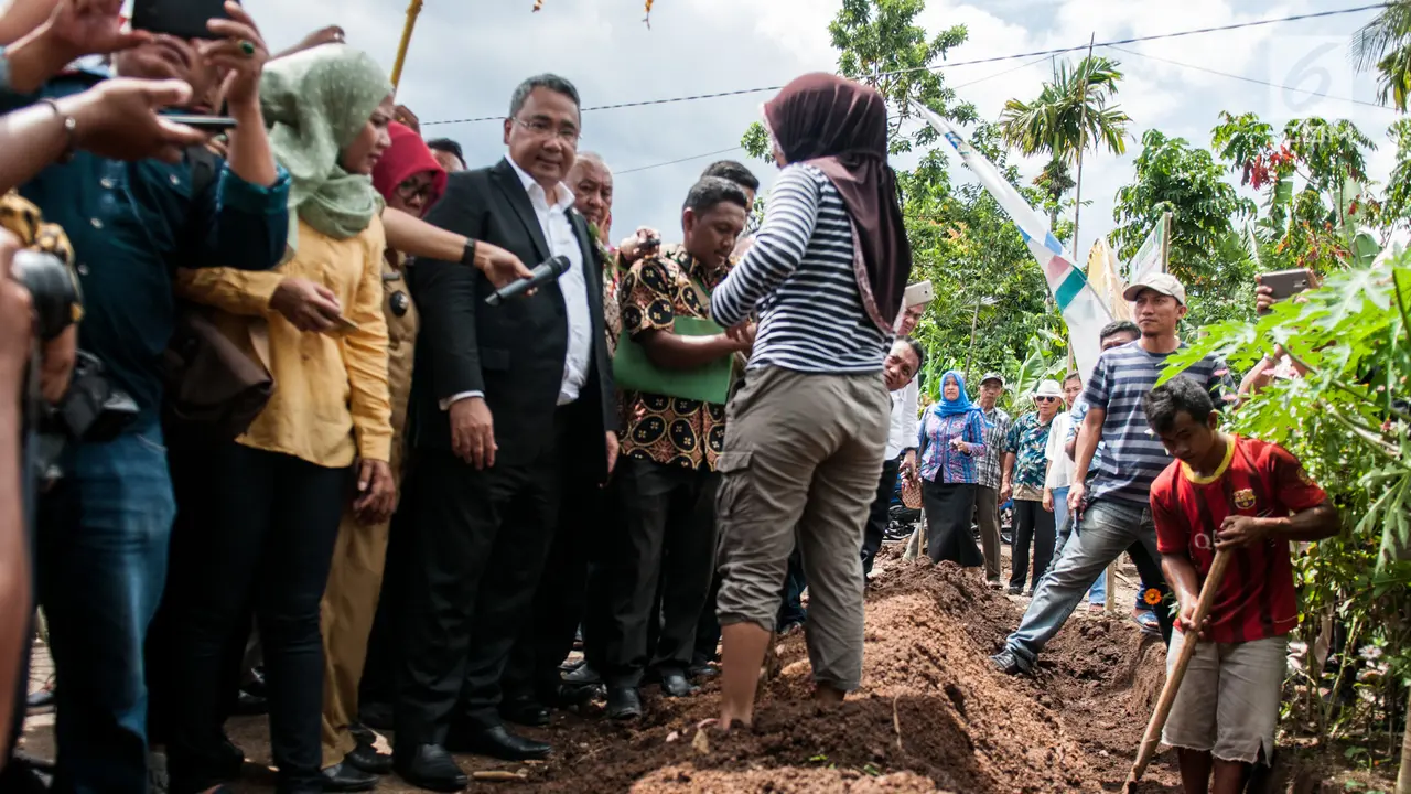 Kemendes Tinjau Program Padat Karya Tunai di Desa