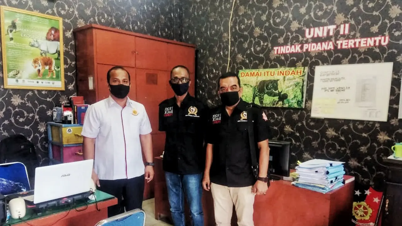 TS dan tim mendatangi Unit II Tipiter Polres Langsa, Senin (25/08/2020). (Liputan6.com/Ist)